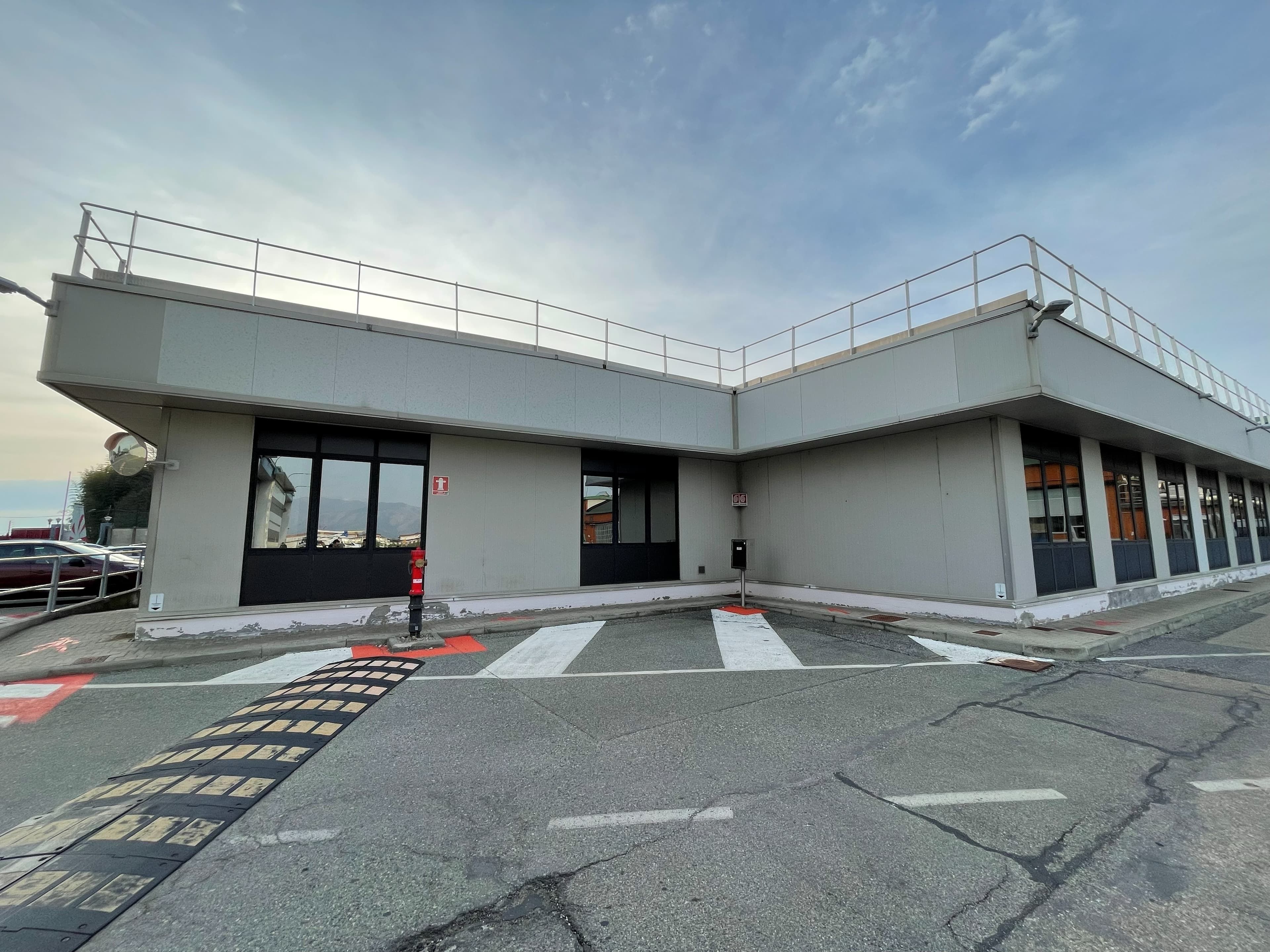 Vista esterna del fabbricato in acciaio a Caselle Torinese